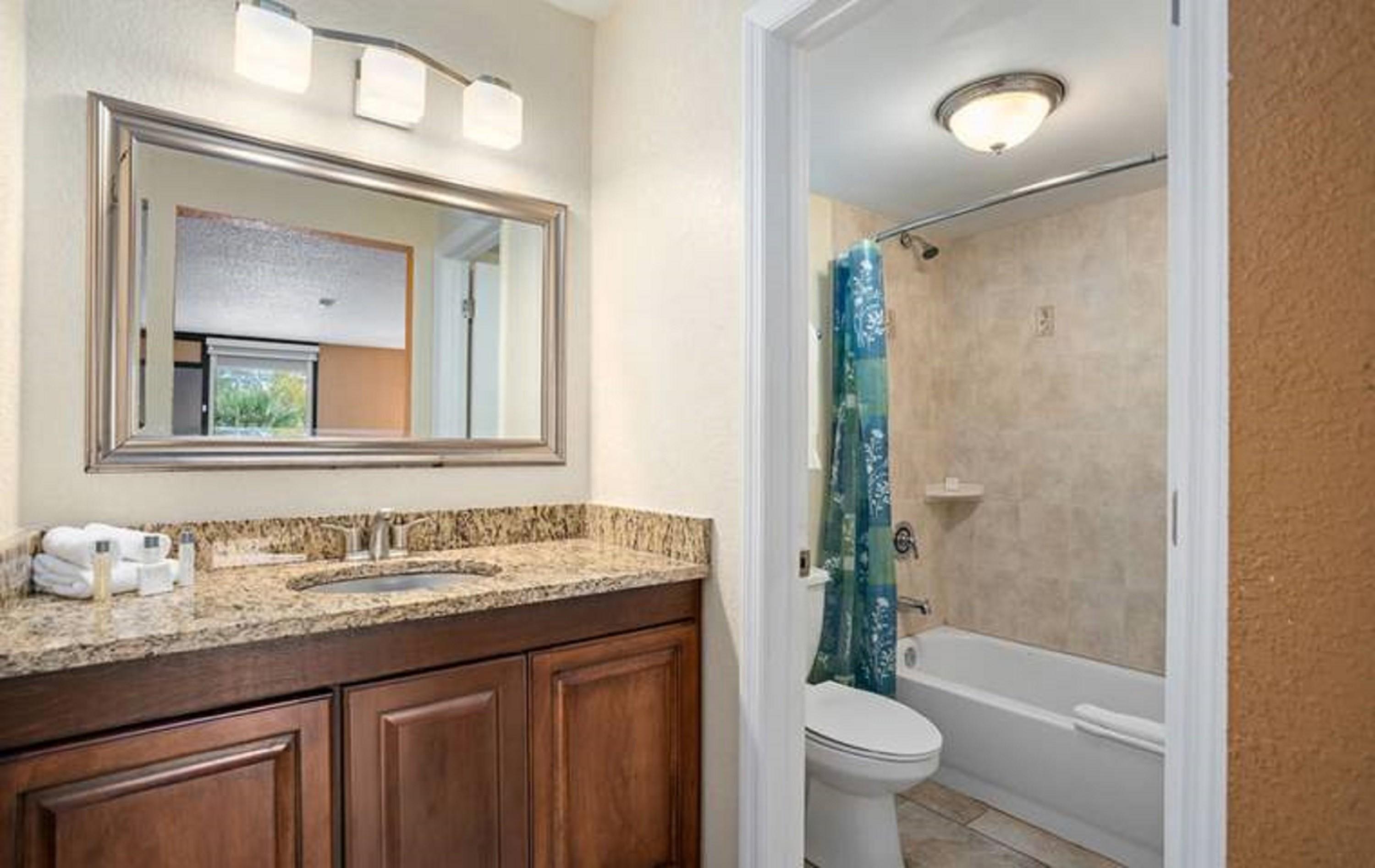 Family Vacation Room w 2 DBL Beds in the Entertainment District 4