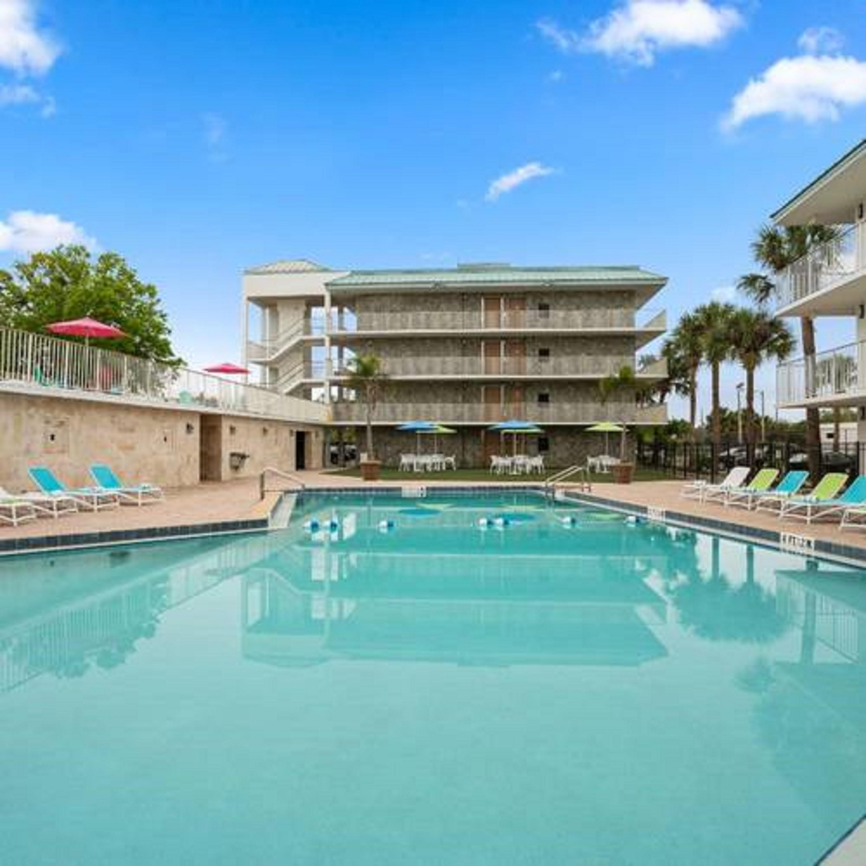 Family Vacation Room w 2 DBL Beds in the Entertainment District 6