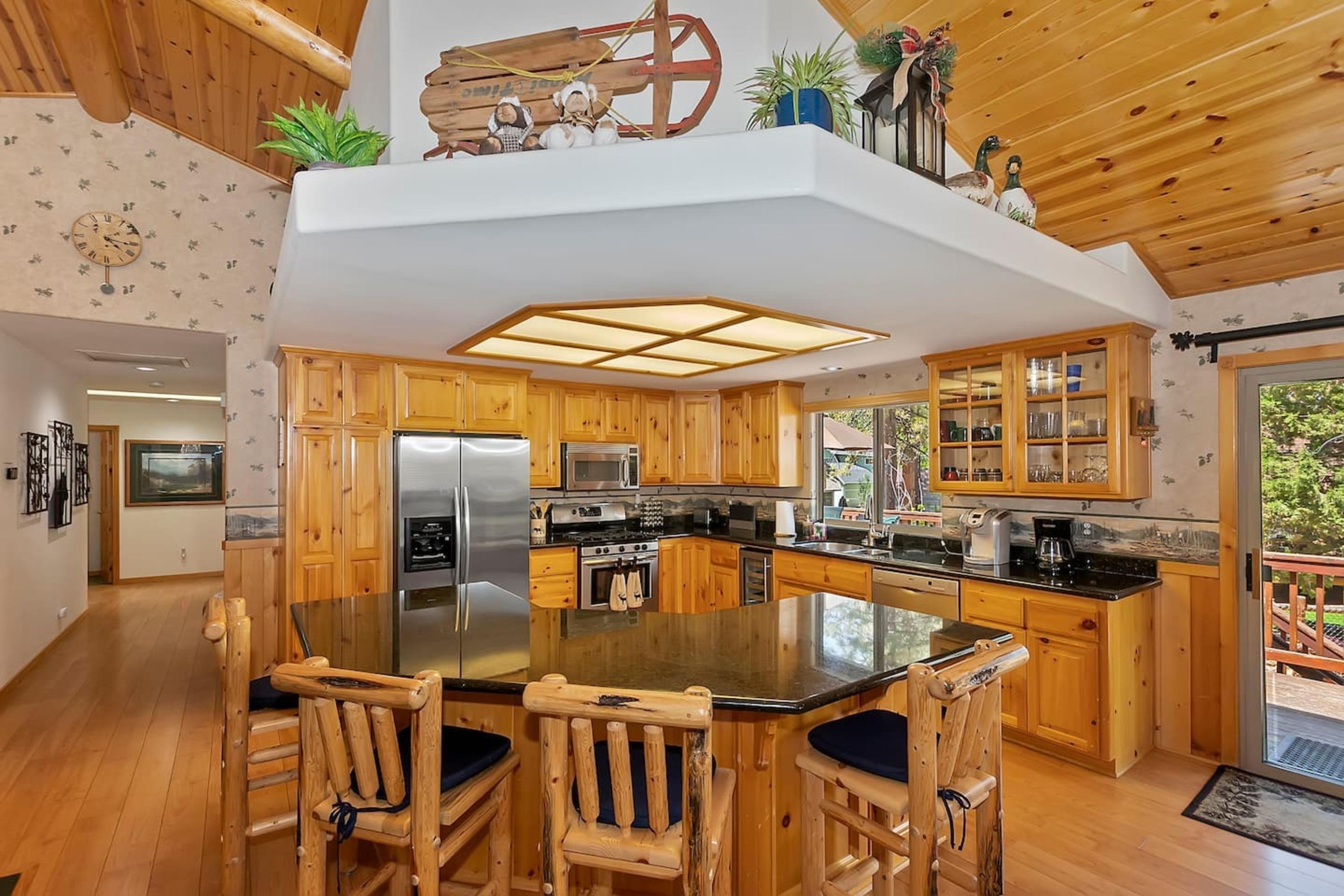 Teakwood Cozy Wood Cabin w/ Fireplace & Hottub 5