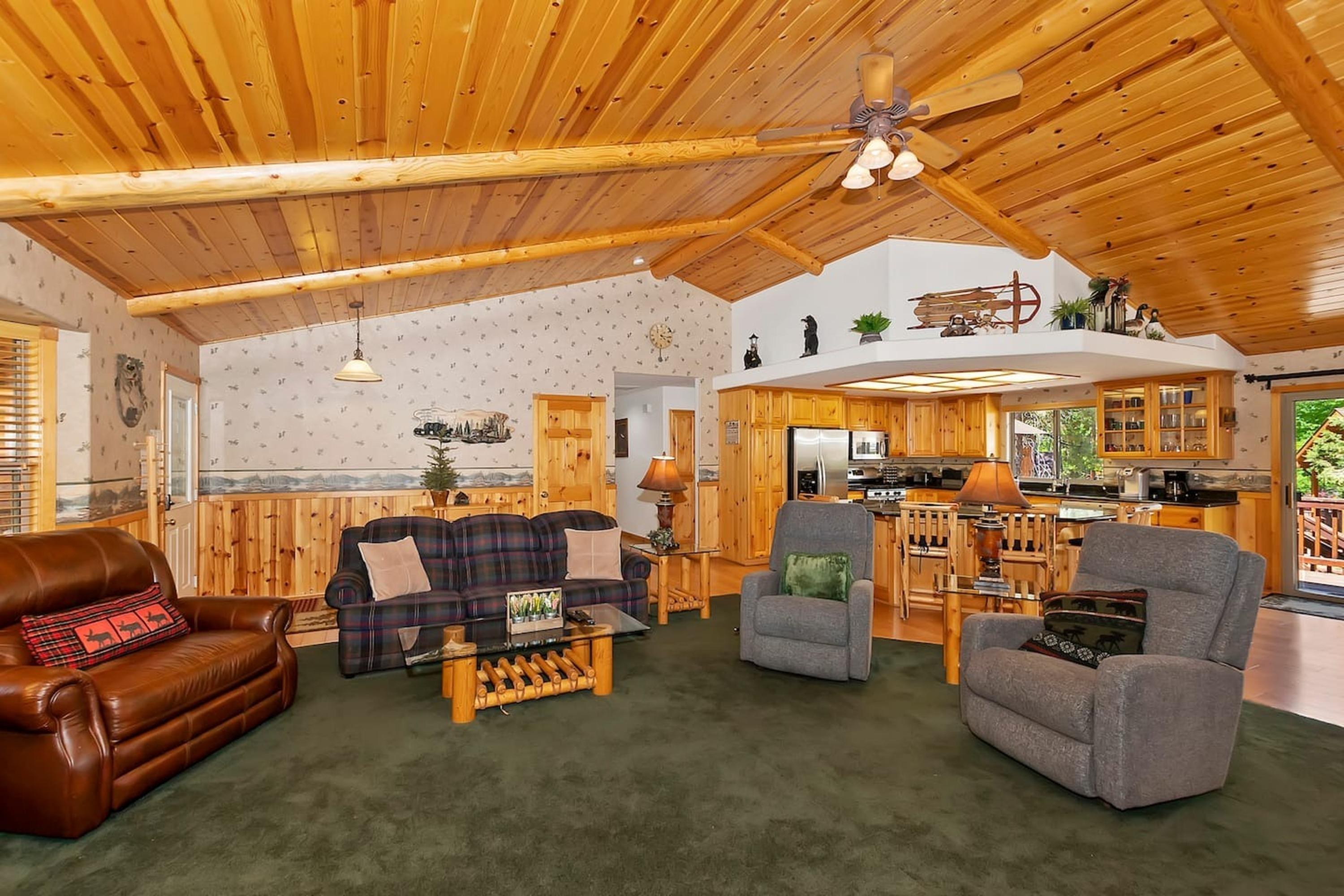 Teakwood Cozy Wood Cabin w/ Fireplace & Hottub 4
