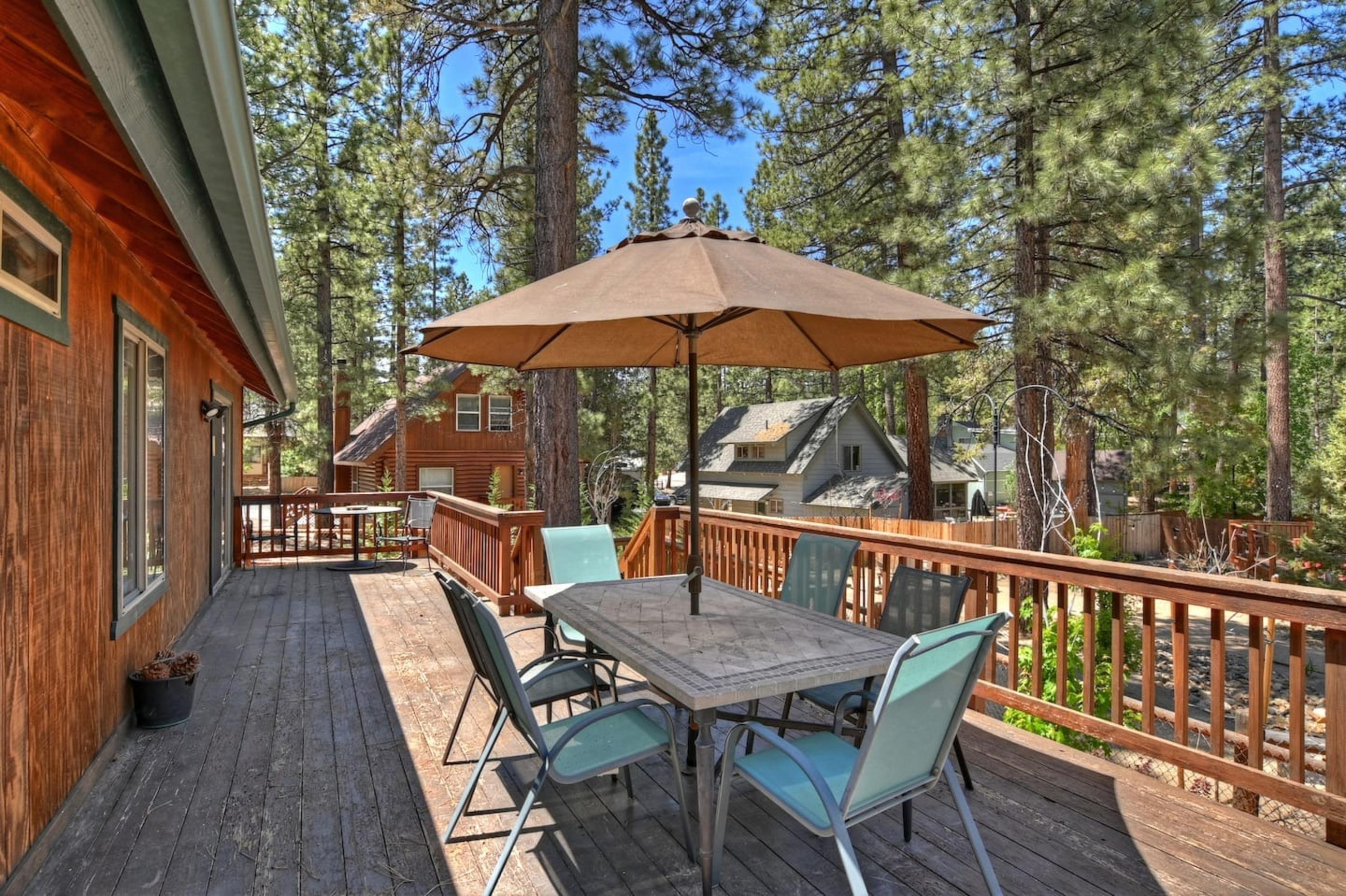 Teakwood Cozy Wood Cabin w/ Fireplace & Hottub 6