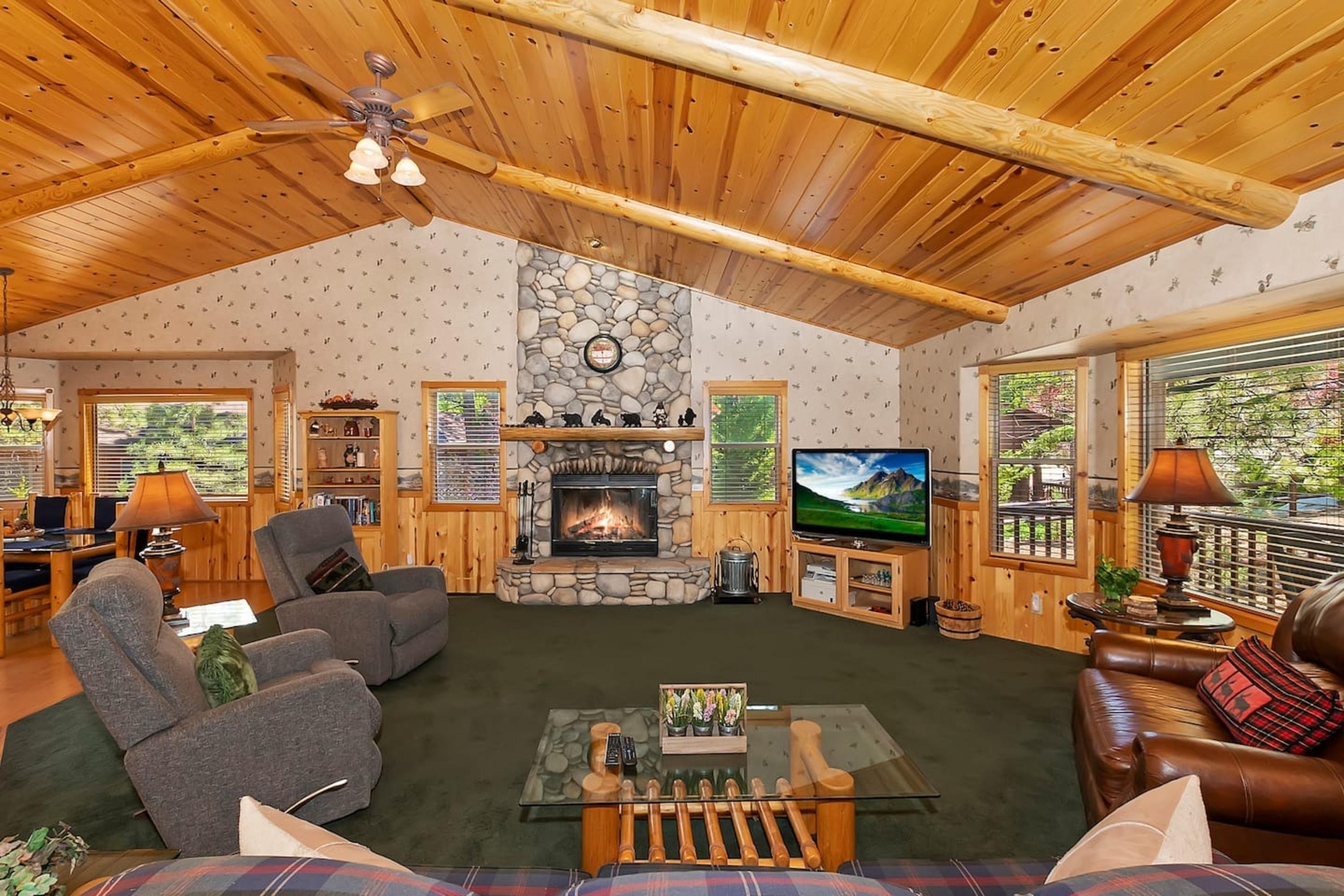 Teakwood Cozy Wood Cabin w/ Fireplace & Hottub 3