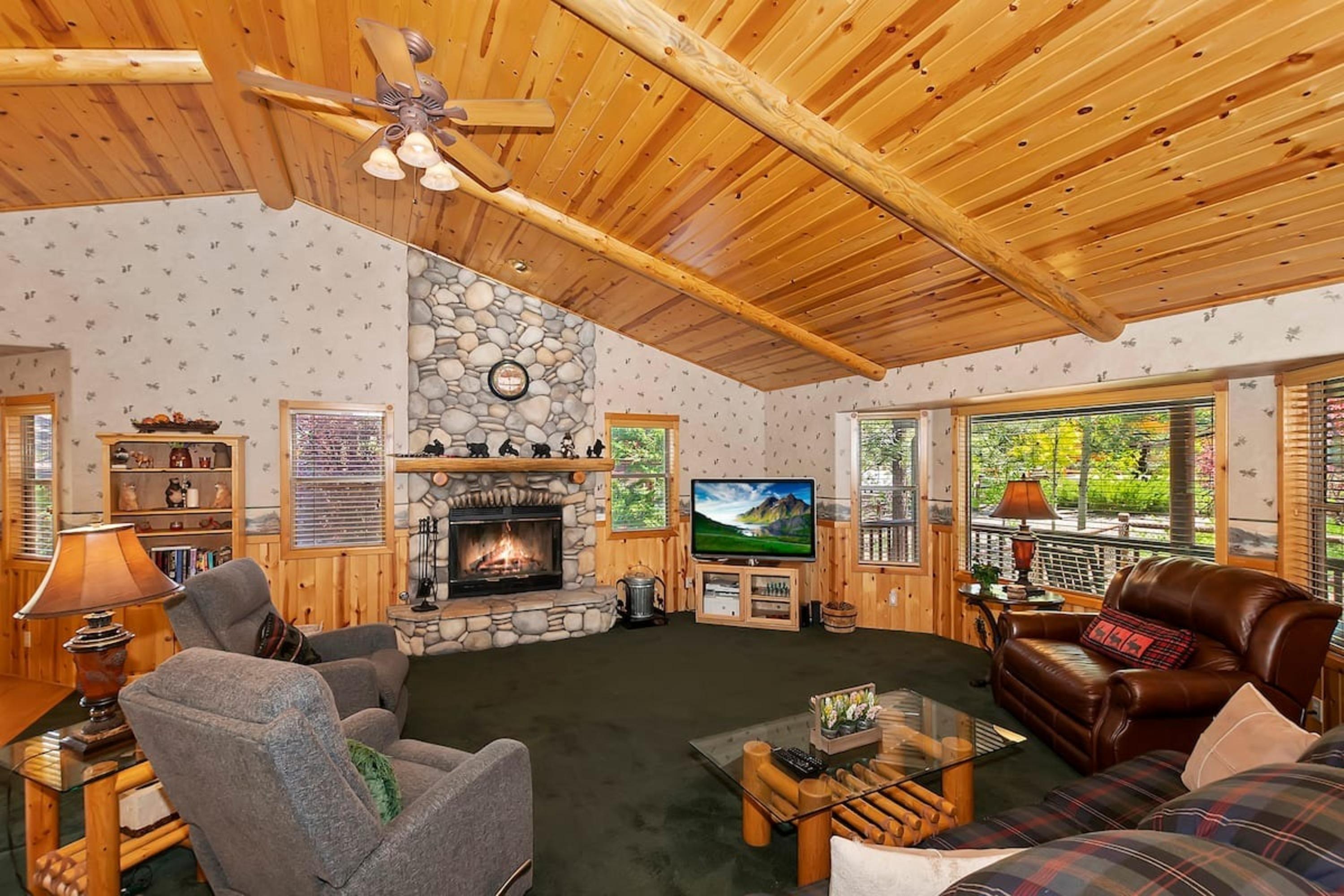Teakwood Cozy Wood Cabin w/ Fireplace & Hottub 2