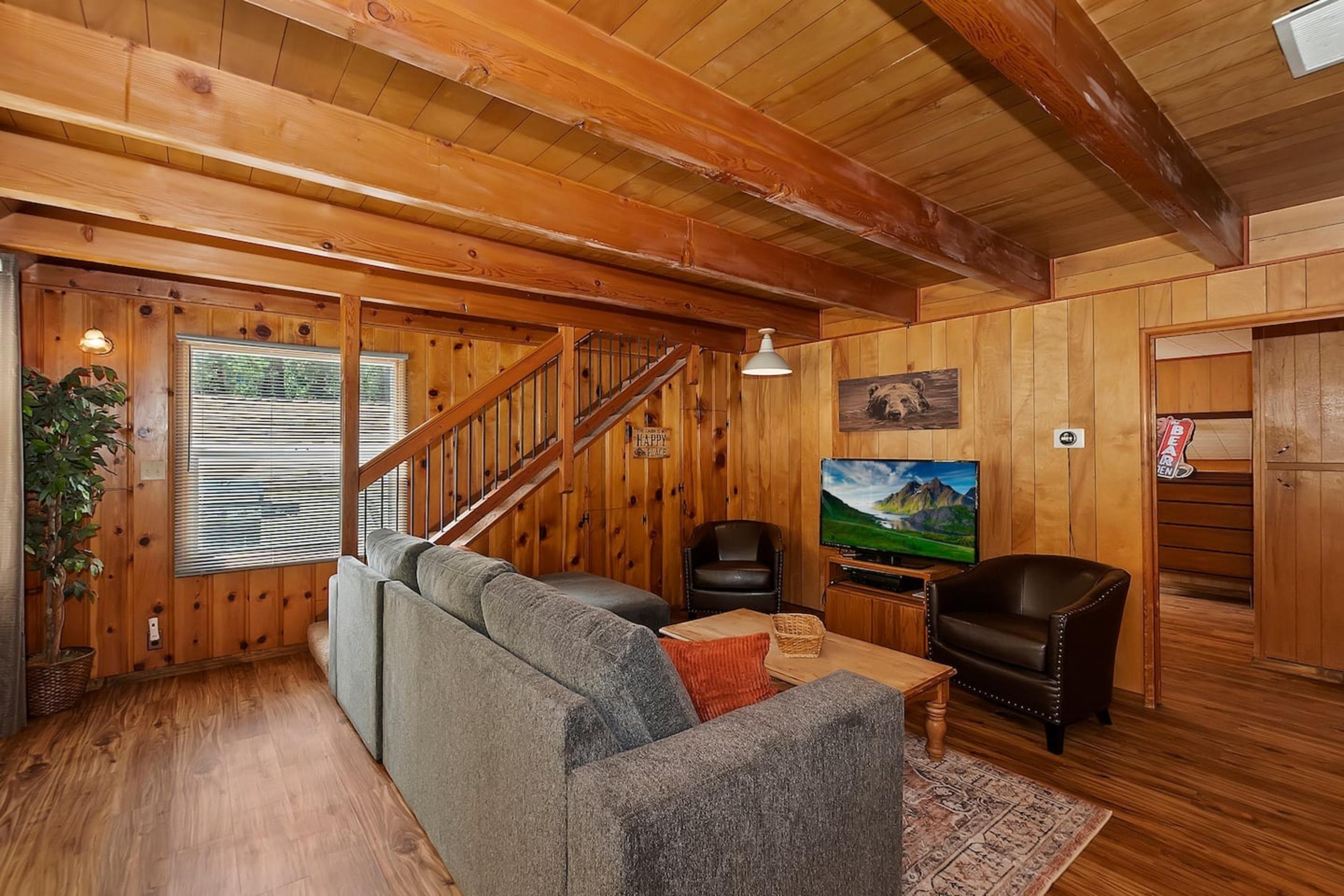 Sunshine Cabin: Comfortable, Cozy 2-Story Getaway 2