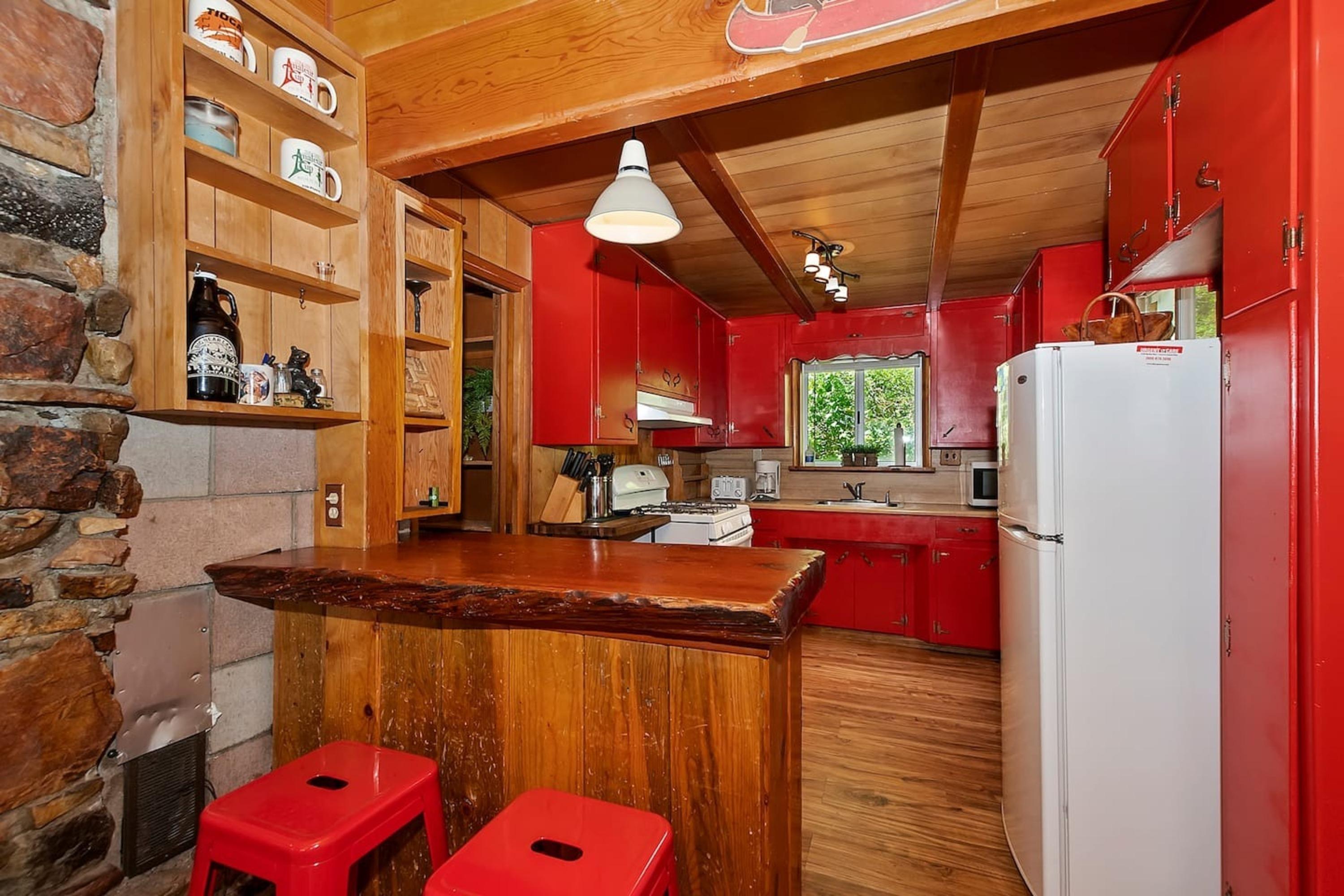 Sunshine Cabin: Comfortable, Cozy 2-Story Getaway 6
