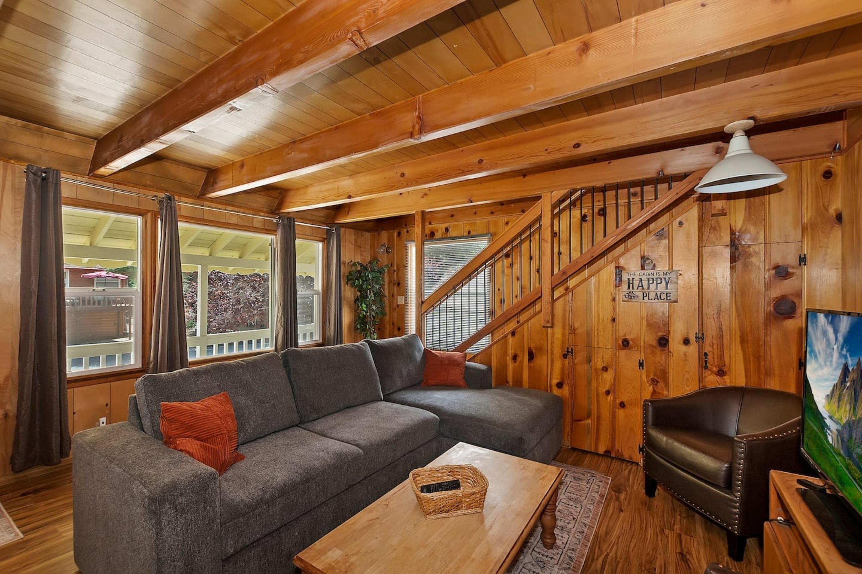 Sunshine Cabin: Comfortable, Cozy 2-Story Getaway 3