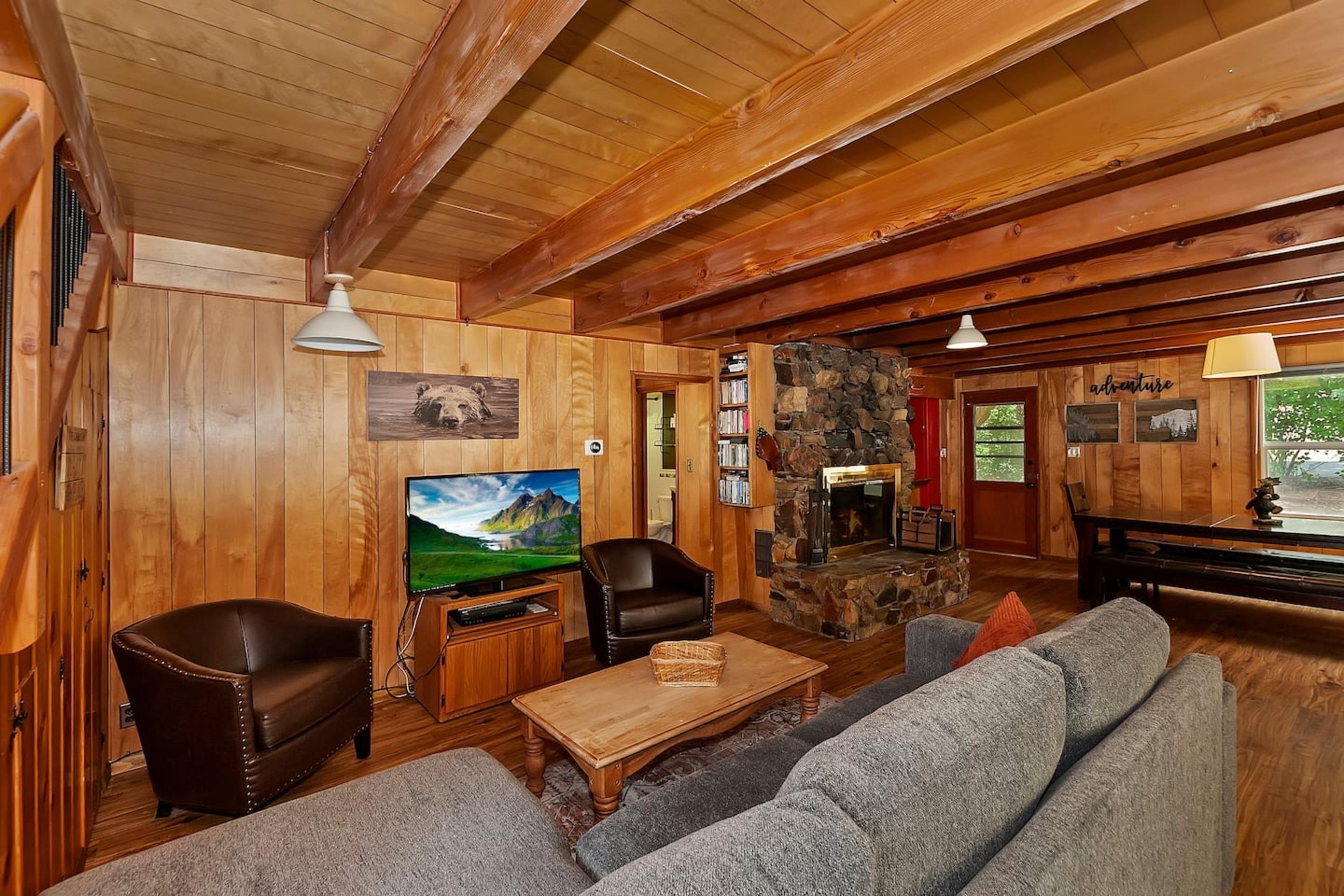 Sunshine Cabin: Comfortable, Cozy 2-Story Getaway