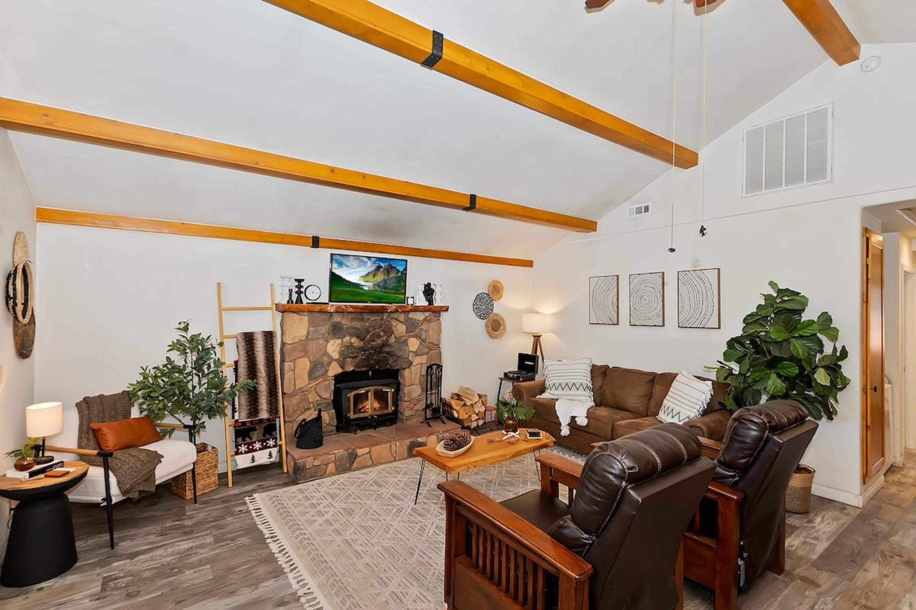 Bear Cub Cottage in Big Bear w/ HotTub & Firepit! 2