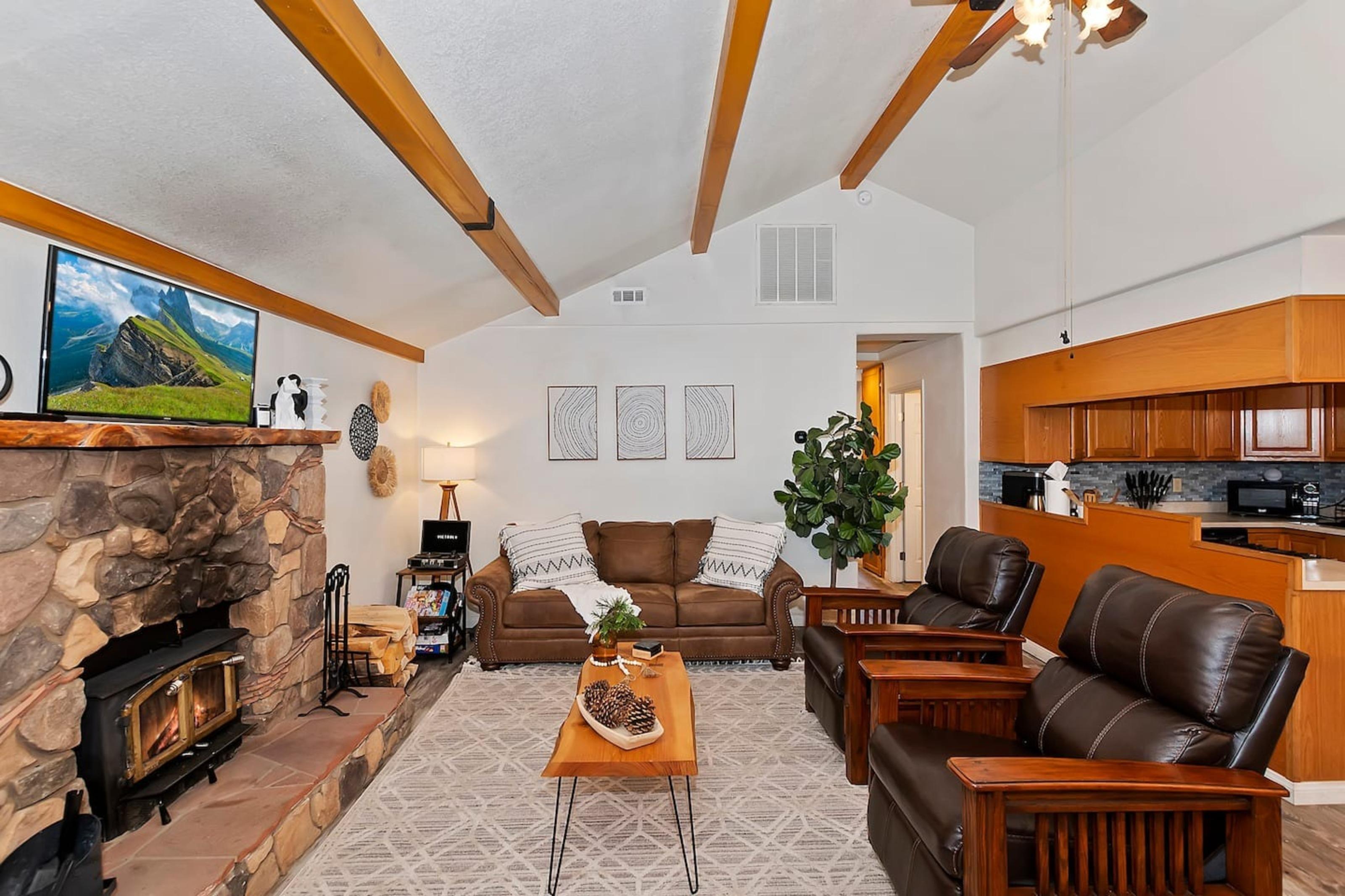 Bear Cub Cottage in Big Bear w/ HotTub & Firepit! 4