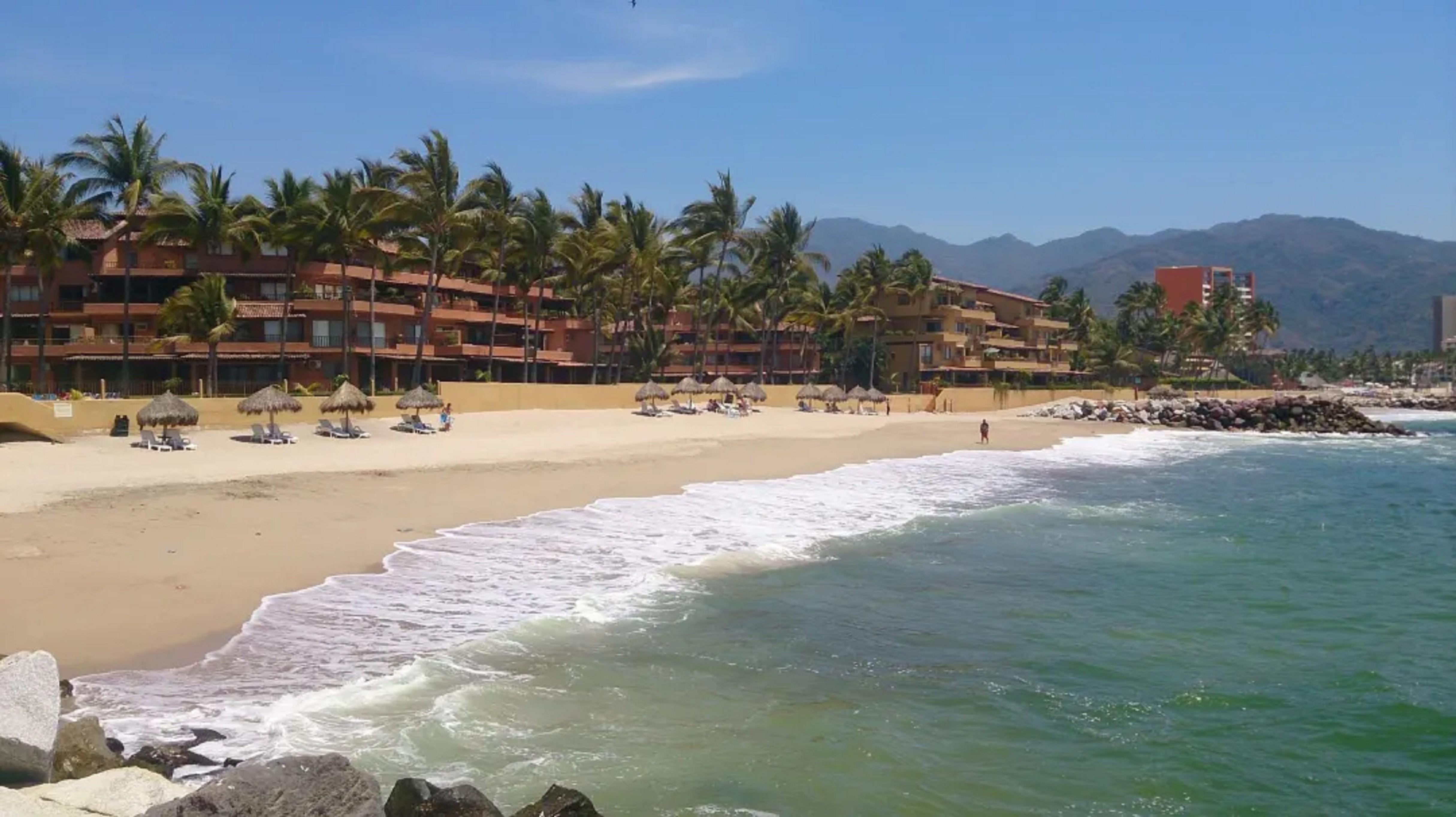 Los Tules Vibrant 1BR Condo with Balcony for Vacation Spots 6