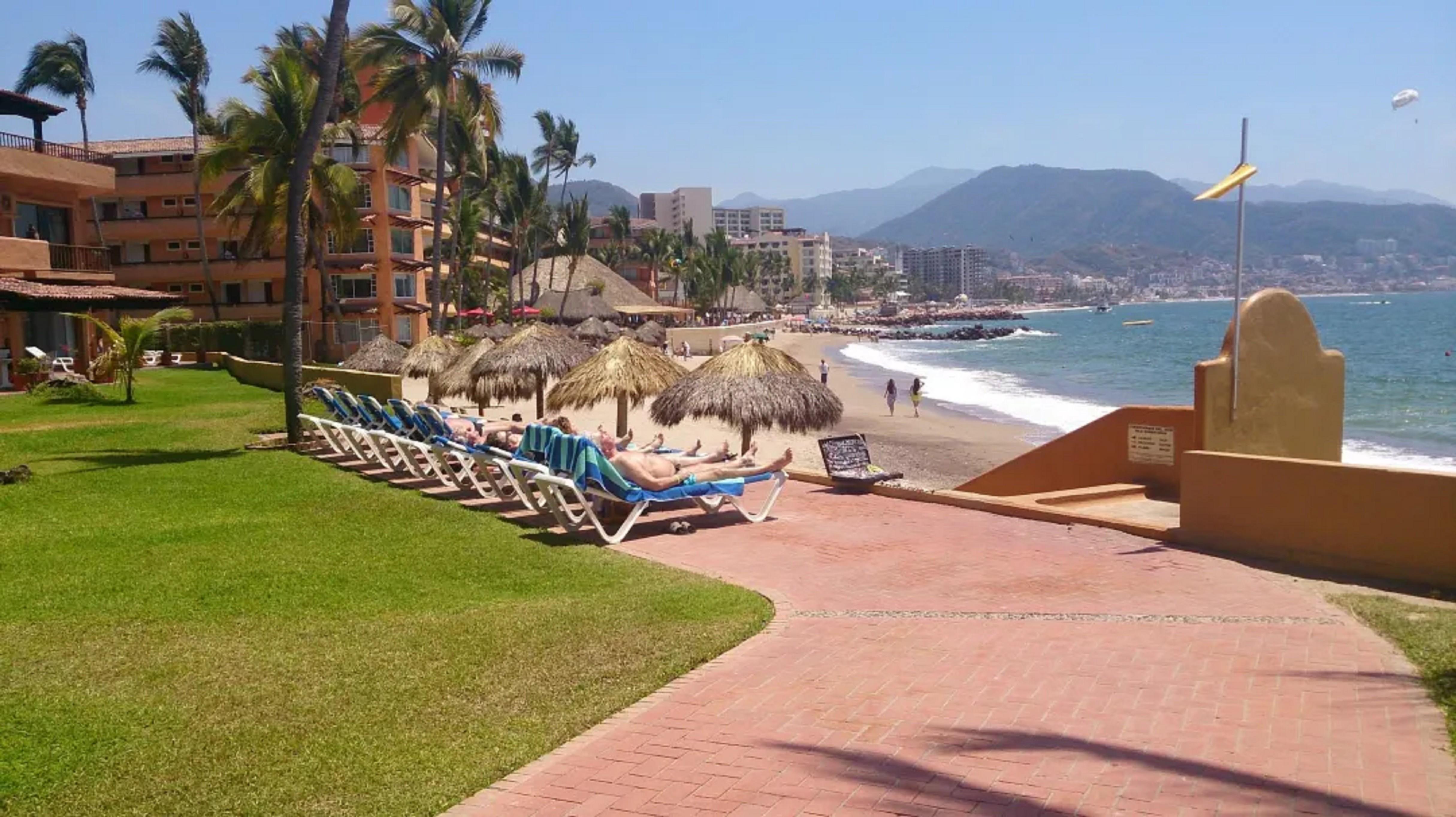 Los Tules Vibrant 1BR Condo with Balcony for Vacation Spots 5